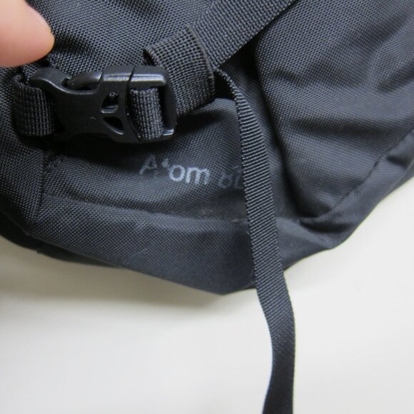 Patagonia 8L Atom Sling Bag Black/Silver with Adjustable Strap - Picture 4 of 9